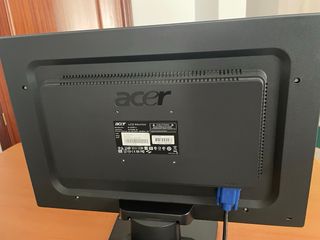 Ordenador de mesa marrón y gris