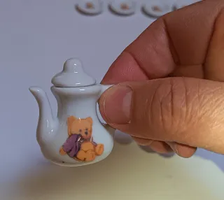 Set da tè miniature in porcellana con orsetti.
