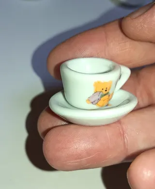 Set da tè miniature in porcellana con orsetti.