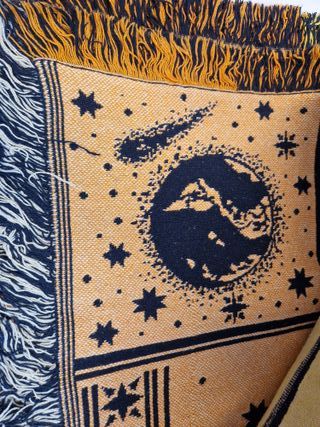 Manta tejida azul y amarilla