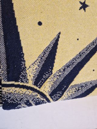 Manta tejida azul y amarilla