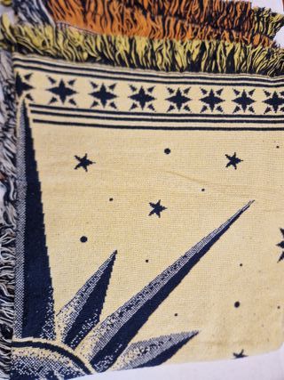 Manta tejida azul y amarilla