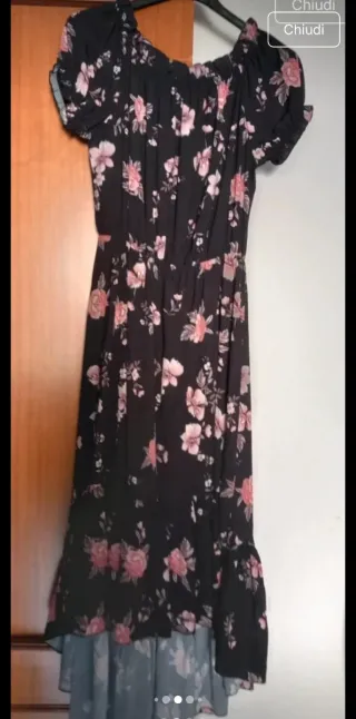 Abito nero con stampa floreale