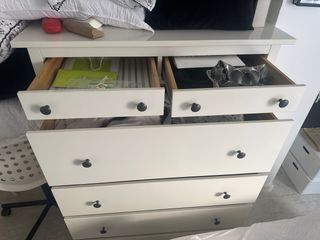 Cómoda de madera blanca