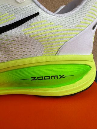 Zapatillas Nike Vomero 18 HM6803-100 White Volt