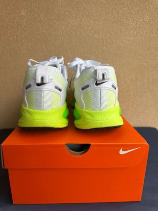 Zapatillas Nike Vomero 18 HM6803-100 White Volt