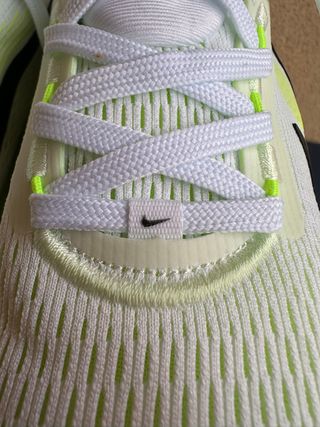 Zapatillas Nike Vomero 18 HM6803-100 White Volt