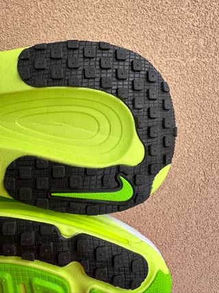 Zapatillas Nike Vomero 18 HM6803-100 White Volt