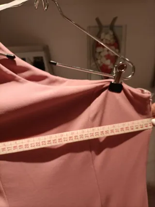 Vestido rosa asimétrico con flores
