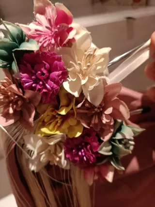 Vestido rosa asimétrico con flores