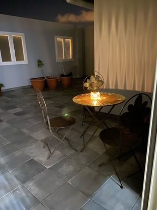 Mesa redonda de forja con flores