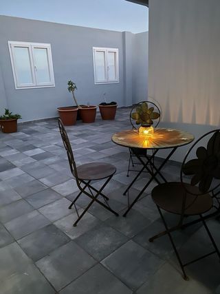 Mesa redonda de forja con flores