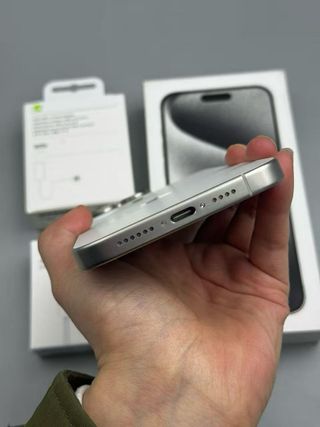 iPhone 15 Pro Max Plata + Cargador