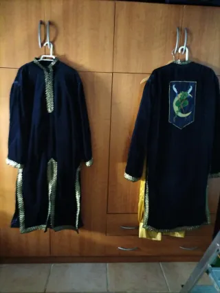 Abiti Regionali Neri Fatti a Mano (2 pz)