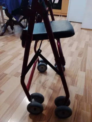 Andador con asiento y barra de seguridad