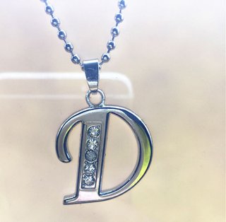 Collana con iniziale alfabetico e strass