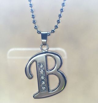 Collana con iniziale alfabetico e strass