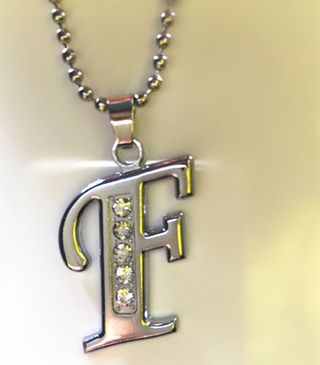 Collana con iniziale alfabetico e strass