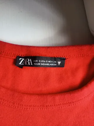 Conjunto Zara S: Pantalón Negro y Camiseta Roja