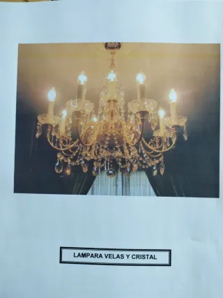 Lámpara de araña de cristal y metal dorado