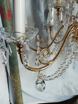 Lámpara de araña de cristal y metal dorado