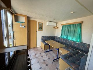 Mobilhome blanco y azul