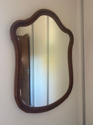 Espejo de madera con marco curvo