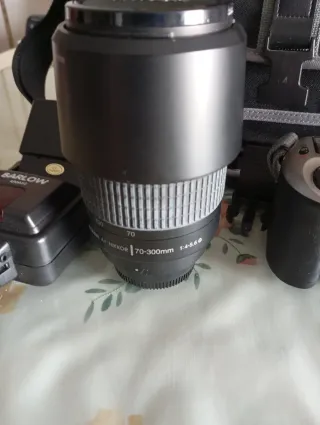 Cámara Nikon F65 con accesorios