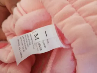 Pantalón rosa baggy con bordado