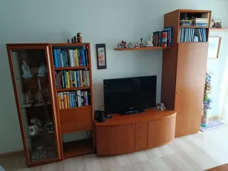 Mueble de salón madera y cristal. Color cerezo