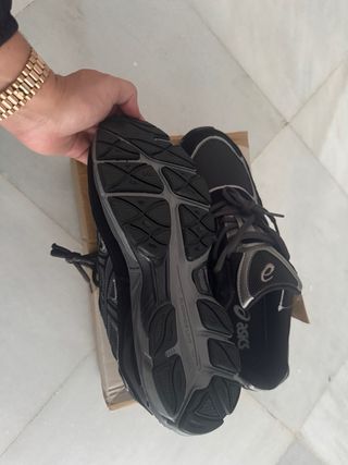 Zapatillas Asics Negras y Grises