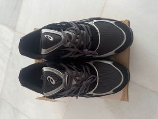 Zapatillas Asics Negras y Grises