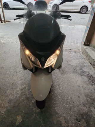 Suzuki Burgman 125 Blanca