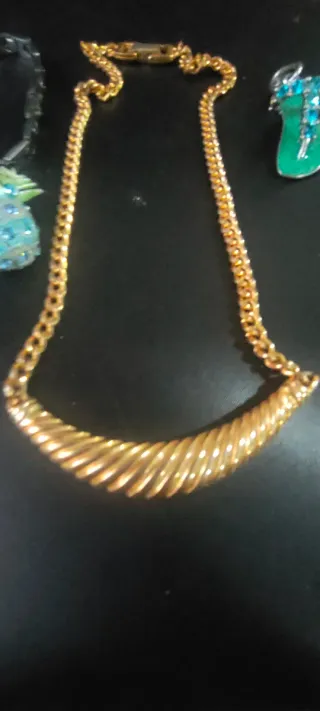 Lote bisutería: collar, pulsera, bloches y colgant