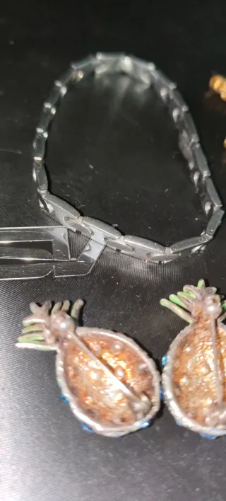 Lote bisutería: collar, pulsera, bloches y colgant