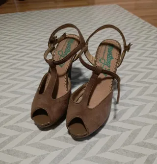 Tacones ante beige con plataforma