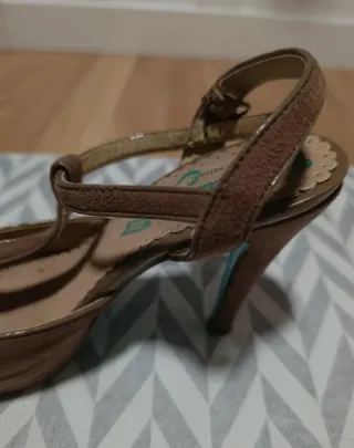 Tacones ante beige con plataforma