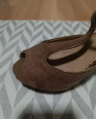 Tacones ante beige con plataforma