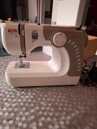 Máquina de coser Alfa Modelo 649