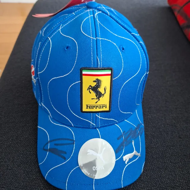 Cappello Ferrari Blu autografato Hamilton e Lecler