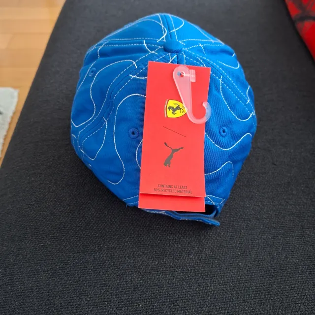 Cappello Ferrari Blu autografato Hamilton e Lecler