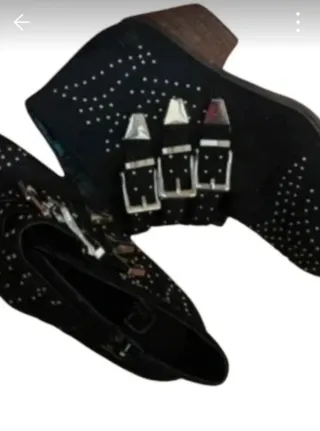 Botines negros tachuelas y triple hebilla