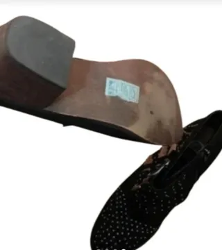 Botines negros tachuelas y triple hebilla