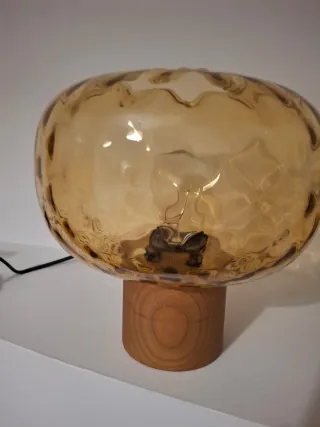 Lámpara de mesa Zara Home cristal y madera