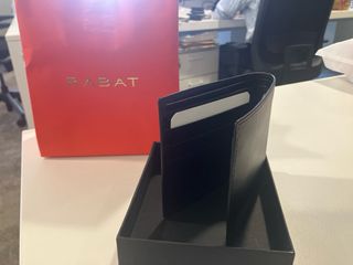 Cartera de piel negra marca rabat