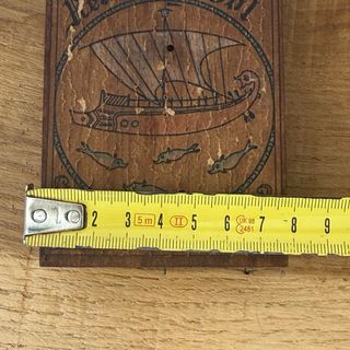 Reloj de sol antiguo de madera