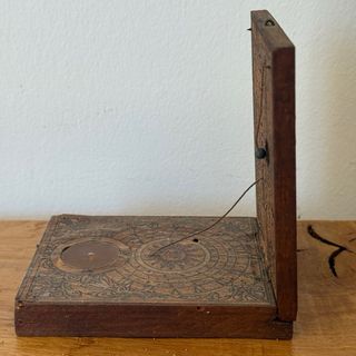Reloj de sol antiguo de madera