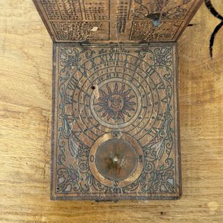 Reloj de sol antiguo de madera