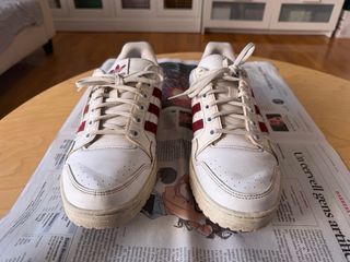 Zapatillas Adidas blancas y granates