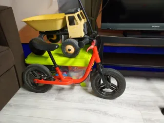 Bicicleta de equilibrio infantil roja
